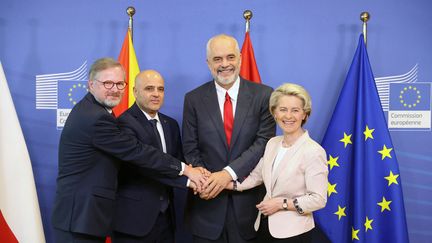 De gauche à droite, le Premier ministre de la Macédoine du Nord Dimitar Kovacevski, le Premier ministre albanien&nbsp;Edi Raman, le Premier ministre de la République Tchèque Petr Fiala et la présidente de la Commission européenne Ursula von der Leyen, à Bruxelles (Belgique), le 19 juillet 2022. (DURSUN AYDEMIR / ANADOLU AGENCY / AFP)