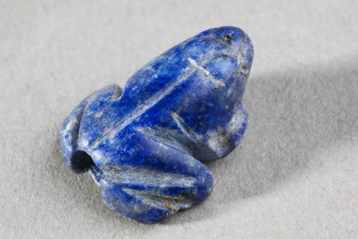 Perle : grenouille,&nbsp;Tell Asmar (Irak), Dynastie archaïque (2900-2340av. J.-C.), lapis-lazuli, département des Antiquités orientales (© musée du Louvre, dist. RMN-GP Philippe Fuzeau)