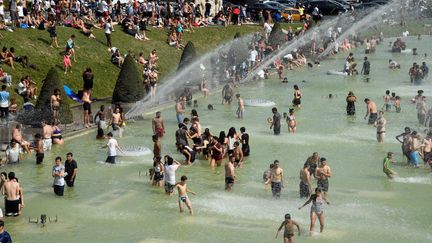 Des centaines de personnes se sont baignées dans les fontaines du Trocadéro à Paris, jeudi 25 juillet.&nbsp; (BERTRAND GUAY / AFP)