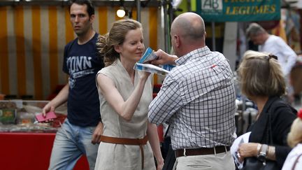 Un passant prend à partie&nbsp;Nathalie Kosciusko-Morizet, le 15 juin 2017, sur un marché du 5e arrondissement de Paris. (GEOFFROY VAN DER HASSELT / AFP)