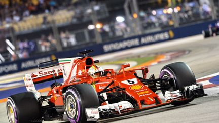 Sebastian Vettel (Ferrari) en pleine lumière à Singapour (ROSLAN RAHMAN / AFP)