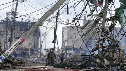 Un célèbre marché touristique en ruines après le séisme, à Wajima, le 2 janvier 2024. (KYODO / MAXPPP)