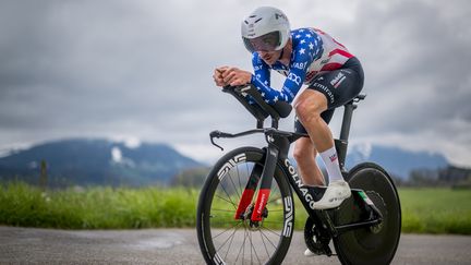 Brandon McNulty, ici lors de la troisième étape du Tour de Romandie, le 26 avril 2024, s'est imposé sur le chrono inaugural de la Vuelta 2024. (FABRICE COFFRINI / AFP)