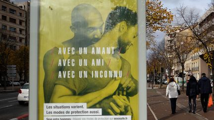 Une des affiches de la campagne gouvernementale de prévention du Sida. (BORIS HORVAT / AFP)