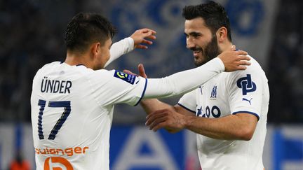 La joie des Marseillais Cengiz Ünder et Sead Kolasinac lors de la 19e journée de Ligue 1 face à Lorient, le 14 janvier 2023. (NICOLAS TUCAT / AFP)