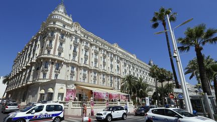 Des voitures de police stationnent devant le Carlton, &agrave; Cannes (Alpes-Maritimes), peu apr&egrave;s le braquage le 28 juillet 2013. (VALERY HACHE / AFP)