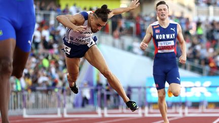 Le Français Wilfried happio "casse" sur la ligne d'arrivée du 400 m haies des championnats du monde à Eugene, le mercredi 20 juillet 2022.&nbsp; (CARMEN MANDATO / GETTY IMAGES NORTH AMERICA)