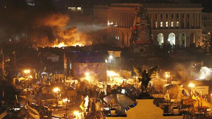 Dans la nuit de mercredi &agrave; jeudi, le pr&eacute;sident&nbsp;Ianoukovitch&nbsp;a annonc&eacute; une tr&ecirc;ve. Cela n'a pas vid&eacute; la place Ma&iuml;dan &agrave; Kiev (Ukraine). ( DAVID MDZINARISHVILI / REUTERS)