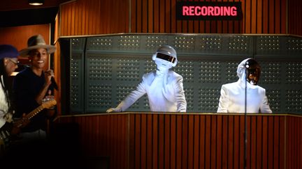 Les Daft Punk et Pharell Williams jouent sur sc&egrave;ne lors de la 56e c&eacute;r&eacute;monie des Grammy Awards, &agrave; Los Angeles (Californie), le 27 janvier 2014. (FREDERIC J. BROWN / AFP)