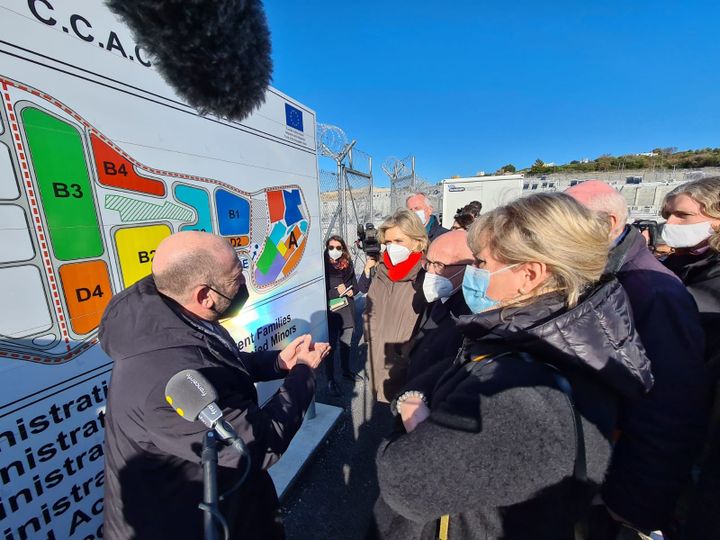 Valérie Pécresse and Eric Ciotti listening to the explanations of the director of the Samos refugee camp (Greece) on January 15, 2022 (AUDREY TISON / FRANCEINFO / RADIO FRANCE)