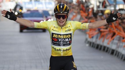 Jonas Vingegaard, vainqueur de la dernière étape et leader du classement général du Tour du Pays basque, le 8 avril 2023 à Eibar (Espagne). (MIGUEL TONA / EFE)