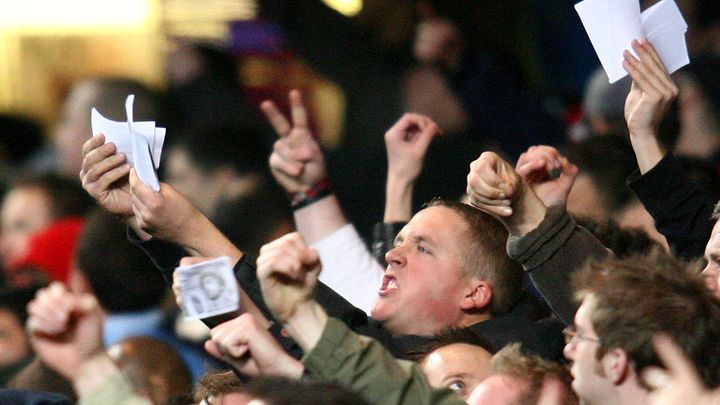 Un supporter d'Arsenal brandit des billets de banque &agrave; l'effigie d'Ashley Cole, ancien joueur du club pass&eacute; &agrave; Chelsea, lors du match Chelsea-Arsenal, le 10 d&eacute;cembre 2006 &agrave; Londres. (CHRIS YOUNG / AFP)