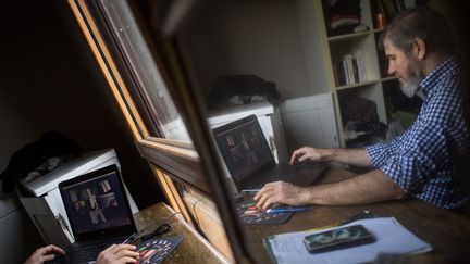 Un homme en télétravail à son domicile. (LOIC VENANCE / AFP)