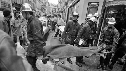 Des pompiers &eacute;vacuent une victime de l'attentat de la rue de Rosiers, le 9 ao&ucirc;t 1982, &agrave; Paris. (MICHEL CLEMENT / AFP)