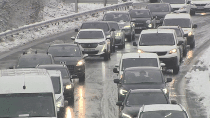 En France, par endroits, il est tombé jusqu’à dix centimètres de poudreuse, mercredi 18 janvier. Forcément, le trafic sur les axes routiers était largement impacté dans divers endroits du pays. (FRANCE 3)