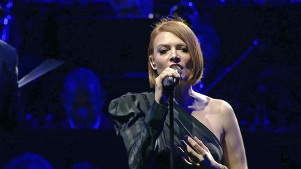 La chanteuse Elodie Frégé accompagnée du musicien André Manoukian lors de la soirée d'ouverture du 36e festival Un violon sur le sable de Royan (Charente-Maritime) (France 3 Nouvelle Aquitaine)