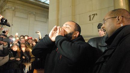 L'humoriste Dieudonn&eacute; face &agrave; la foule, le 13 d&eacute;cembre 2013, au Palais de justice de Paris. (CITIZENSIDE / PATRICE PIERROT / AFP)