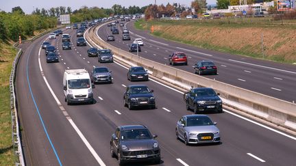 Alors que cette année, la rentrée scolaire est prévue un mardi, des difficultés sur les routes sont à signaler dimanche et lundi, "dans l’est du pays et en Île-de-France dans le sens des retours", selon Bison Futé. (NICOLAS GUYONNET / HANS LUCAS / AFP)