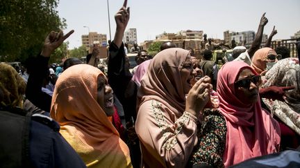 Devant le tribunal de Khartoum, au Soudan, où comparaissent l'ancien président soudanais Omar el-Béchir et plus de 20 anciens responsables du régime, le 1er septembre 2020.&nbsp; (MAHMOUD HJAJ / ANADOLU AGENCY)