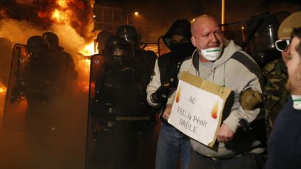 Des surveillants pénitentiaires forment une chaîne humaine, devant la maison d'arrêt de Fleury-Mérogis (Essonne), le 10 avril 2017. (GEOFFROY VAN DER HASSELT / AFP)