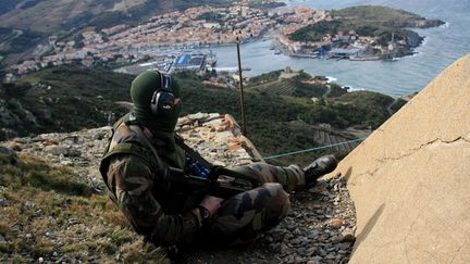 &nbsp; (Un militaire en faction au fort Bear, à Port-Vendres, site visé par les trois suspects de l'attentat déjoué  © Maxppp)