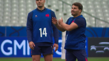 Le capitaine du XV de France, Antoine Dupont, sera sur la pelouse, dimanche 15 octobre, pour affronter l’Afrique du Sud. Il avait été opéré il y a trois semaines d’une fracture au visage. Chronique d’un retour. (France 2)