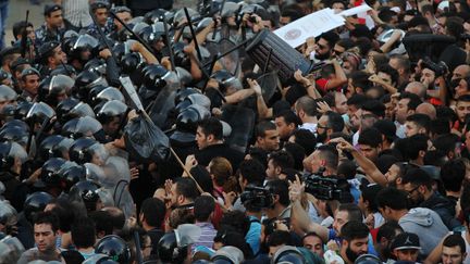 Des manifestants affrontent les forces de l'ordre libanaises, &agrave; Beyrouth, la capitale du Liban, le 22 ao&ucirc;t 2015. (ANWAR AMRO / AFP)