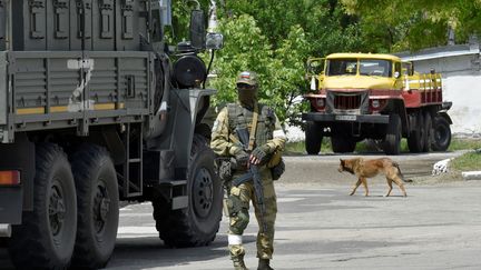 Un soldat russe patrouillant dans les rues de Kherson, le 20 mai 2022. (OLGA MALTSEVA / AFP)