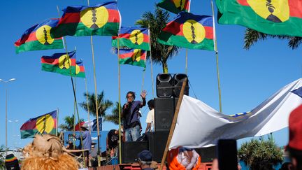 Des militants indépendantistes kanaks, le 21 août 2020, lors d'une mobilisation contre le projet de vente&nbsp;de l’usine de nickel du Brésilien Vale, à Nouméa, en Nouvelle-Calédonie. (THEO ROUBY / HANS LUCAS / AFP)