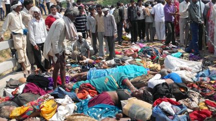 Les corps de victimes de la bousculade meurtri&egrave;re dans le centre de l'Inde, dans le district de Datia, le 13 octobre 2013.&nbsp; ( AFP )