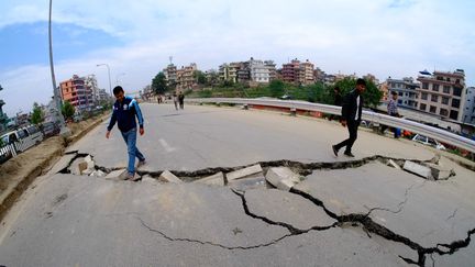 Une route &agrave; Katmandou (N&eacute;pal), le 27 avril 2015, deux jours apr&egrave;s&nbsp;le s&eacute;isme d&eacute;vastateur. (SUNIL PRADHAN / ANADOLU AGENCY / AFP)