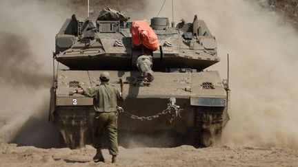 Char et soldat israéliens en exercice lors de manœuvres, le 13 septembre 2016, dans la partie du Golan syrien annexée par l'Etat hébreu.  (JALAA MAREY/AFP)