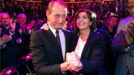 Le maire de Paris (PS), Bertrand Delano&euml; (&agrave; gauche), et sa premi&egrave;re adjointe,&nbsp;Anne Hidalgo, lors du meeting de campagne de la candidate socialiste au Cirque d'Hiver &agrave; Paris, le 13 mars 2014. (JOEL SAGET / AFP)