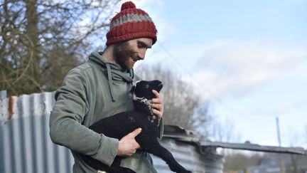 Un éleveur dans la ZAD de Notre-Dame-des-Landes (Loire-Atlantique), le 19 janvier 2018. (LOIC VENANCE / AFP)