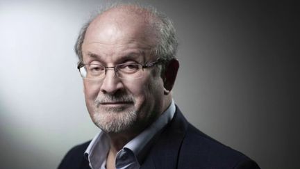 États-Unis : l'auteur Salman Rushdie, poignardé lors d'une conférence, est toujours en vie