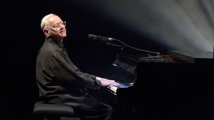 Le chanteur William Sheller sur scène au théâtre du Rond-Point à Paris, le 25 octobre 2014. (SADAKA EDMOND / SIPA)