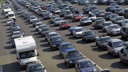 Des automobilistes attendant à un péage.&nbsp; (FRED DUFOUR / AFP)