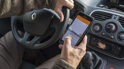 L'utilisation du téléphone au volant sera passible d'un retrait de permis, si une autre infraction est constatée au même moment. (PHILIPPE CLEMENT / BELGA MAG)