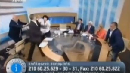 Le d&eacute;put&eacute; grec d'Aube dor&eacute;e, Ilias Kasidiaris, frappe l'&eacute;lue communiste Liana Kanelli, lors d'un d&eacute;bat en direct sur la cha&icirc;ne grecque Ant1, le 7 juin 2012. (EVN / FTVI)