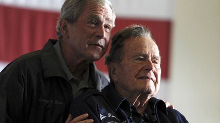 Les anciens pr&eacute;sidents am&eacute;ricains Georges W. Bush (G) et son p&egrave;re, George H.W. Bush s'adressent &agrave; l'&eacute;quipage du porte-avions&nbsp;USS George H. W. Bush (CVN-77) lors d'une c&eacute;r&eacute;monie militaire dans l'oc&eacute;an Atlantique, le 10 juin 2012. (REUTERS)