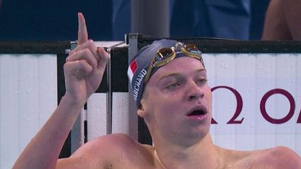 Lors du double sacre de Léon Marchand, mercredi 31 juillet, les spécialistes et les supporters ont scruté ses mouvements, notamment les derniers mètres de la finale de 200 m papillon.