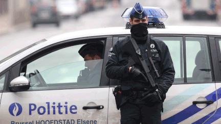 &nbsp; (Au lendemain des attaques terroristes qui ont frappe la ville de Bruxelles la police recherche des indices près de la station de métro Maelbeek et a mis en place un dispositif de sécurité © MaxPPP)