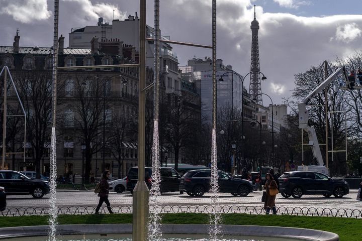 Fontaines du rond point de l'avenue des Champs Elysées conçues par les frères Ronan et Erwan Bouroullec.
 (Bruno Levesque)