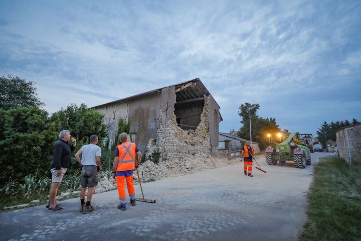 La commune de Cram-Chaban (Charente-Maritime) a subi des dégâts après le séisme, le 16 juin 2023. (JEAN-CHRISTOPHE SOUNALET / MAXPPP)