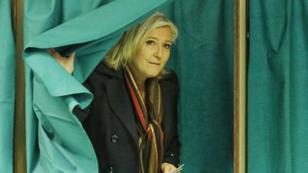 Marine Le Pen sort de l'isoloir à Hénin-Beaumont (Pas-de-Calais), le 13 décembre 2015. (MAXPPP)