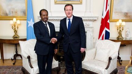 Le Premier ministre britannique David Cameron et le président somalien Hassan Sheikh Mohamoud, le 4 février 2013, à Downing Street à Londres. (Photo AFP/Léon Neal)