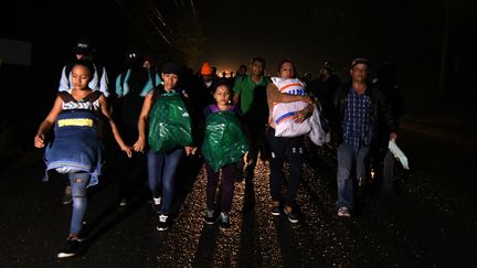 Des migrants quittent&nbsp;San Pedro Sula&nbsp;(Honduras), le 14 janvier 2019, à l'occasion du départ d'une nouvelle "caravane" vers les Etats-Unis. (ORLANDO SIERRA / AFP)