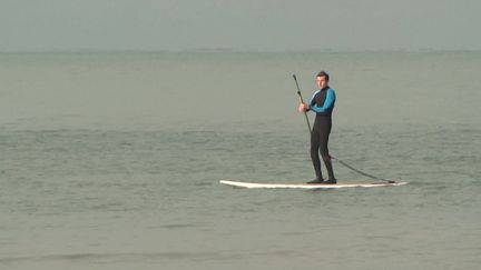 L'eau de la mer est fraîche à la Toussaint, mais cela n'empêche pas les Français de partir sur les plages pour prendre l'air, loin des restrictions sanitaires imposées dans les métropoles. (France Télévisions)