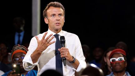 Emmanuel Macron, lors d'un échange avec la jeunesse camerounaise, à Yaoundé, le 26 juillet 2022. (LUDOVIC MARIN / AFP)