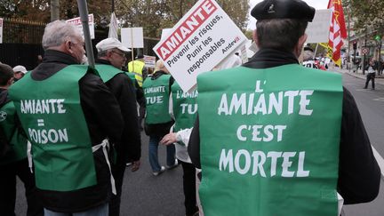 Une manifestation de l'association nationale de défense des victimes de l'amiante à Paris en 2013 (illustration).&nbsp; (JACQUES DEMARTHON / AFP)